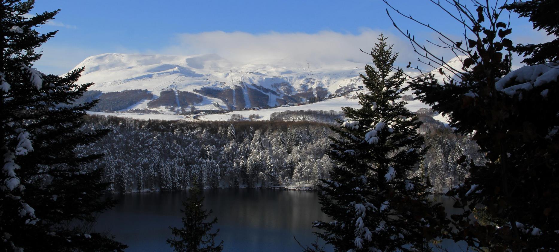 Le Lac Pavin en hiver-un jeune volcan