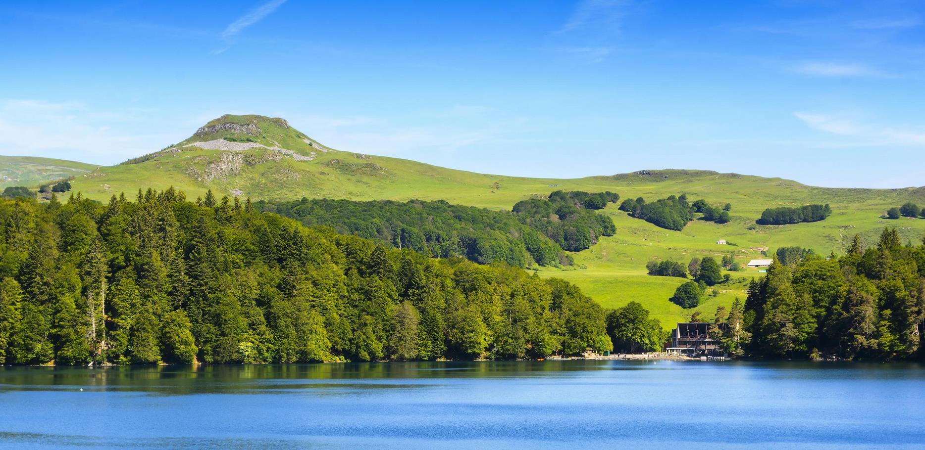Le Lac Pavin en été- lac d'origine volcanique