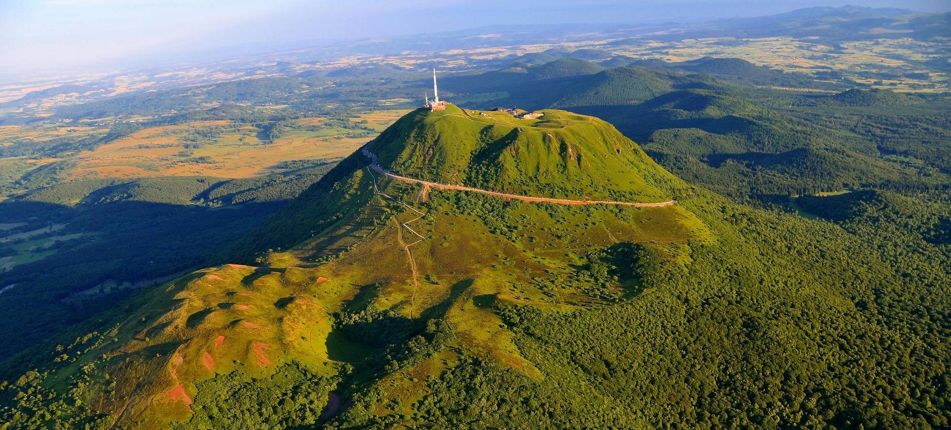 Panorama sur le Puy de Dôme et la Chain,e des Puys en Auvergne