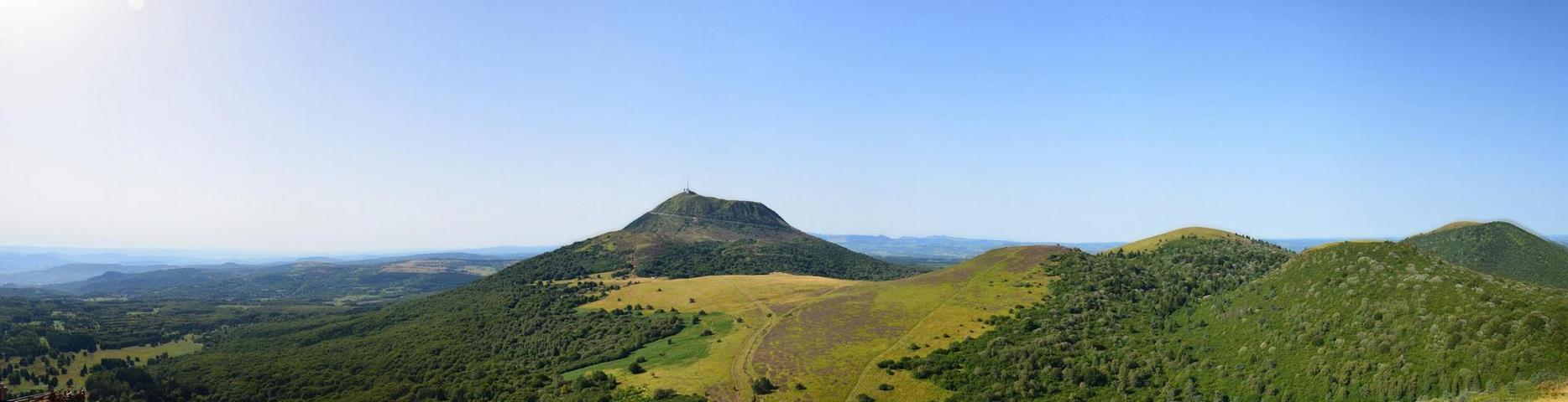 Panorama sur le Puy de Dôme et la Chain,e des Puys en Auvergne