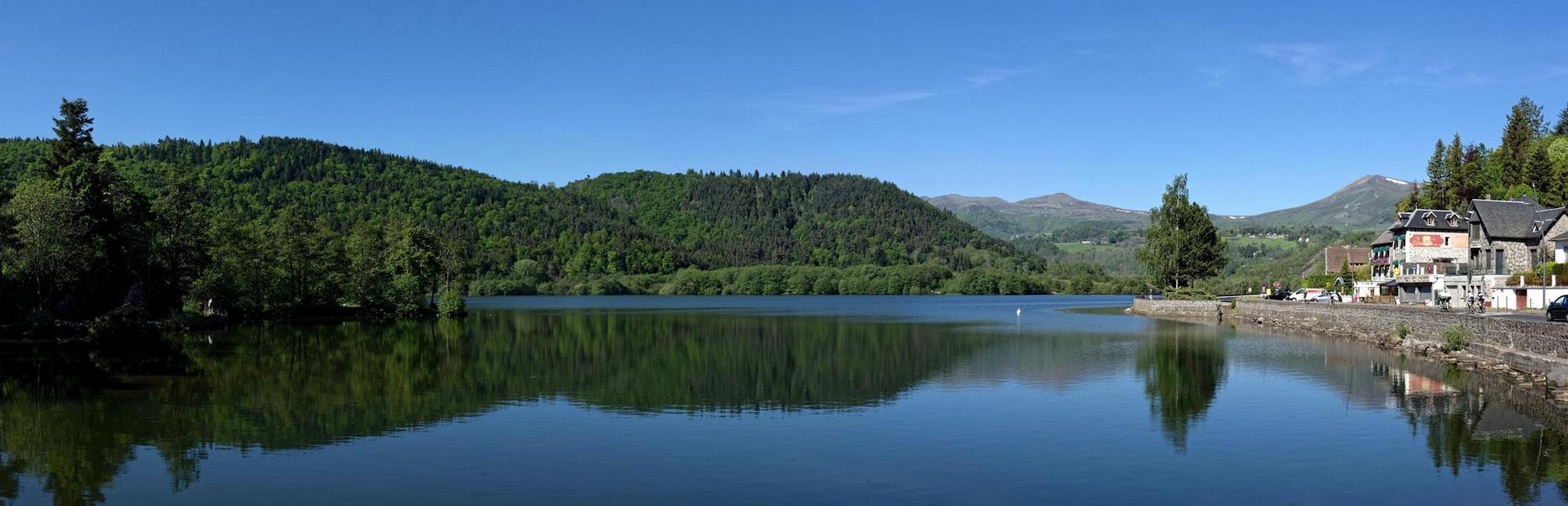 Vue Panoramique du Lac Chambon dans le Puy de Dôme en Auvergne