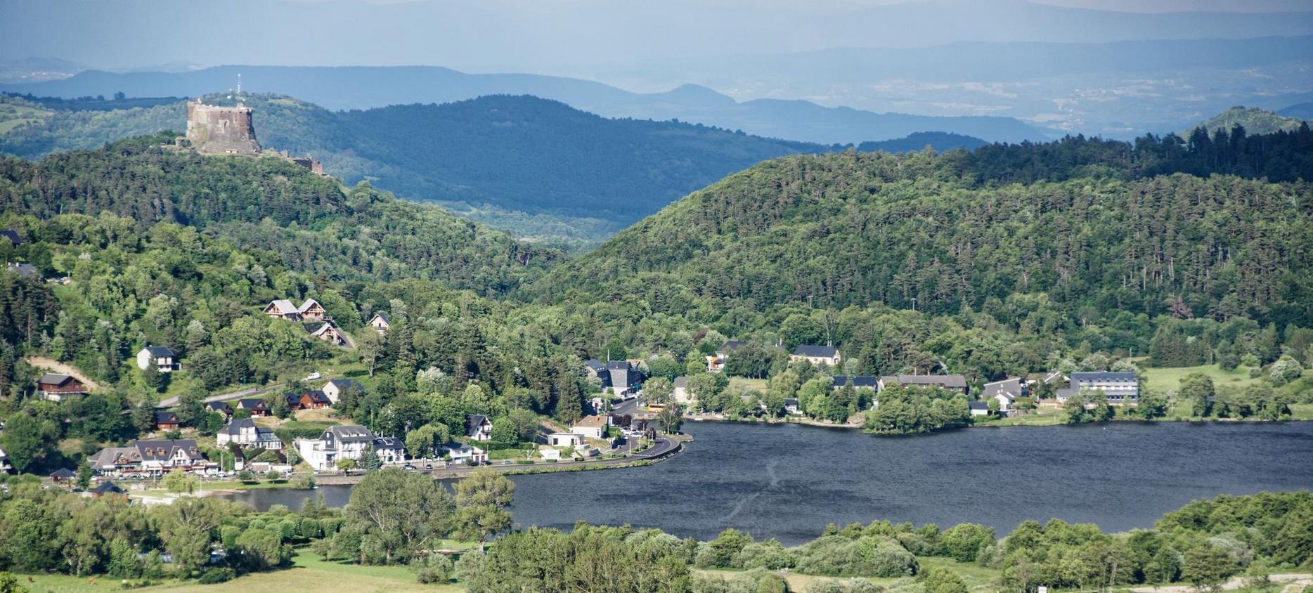 Vue aérienne du Lac Chambon dans le Puy de Dôme en Auvergne