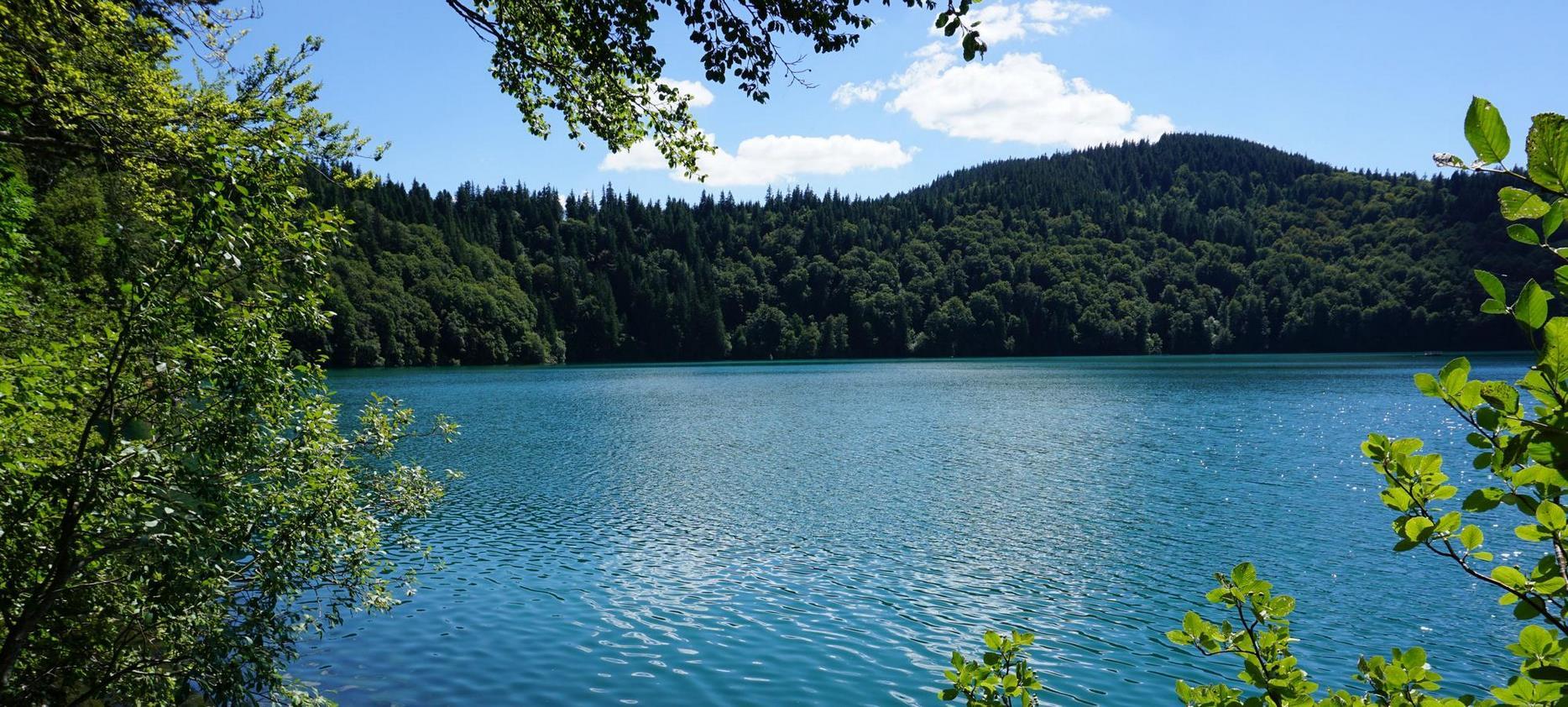 le Lac Chambon dans le Puy de Dôme en Auvergne