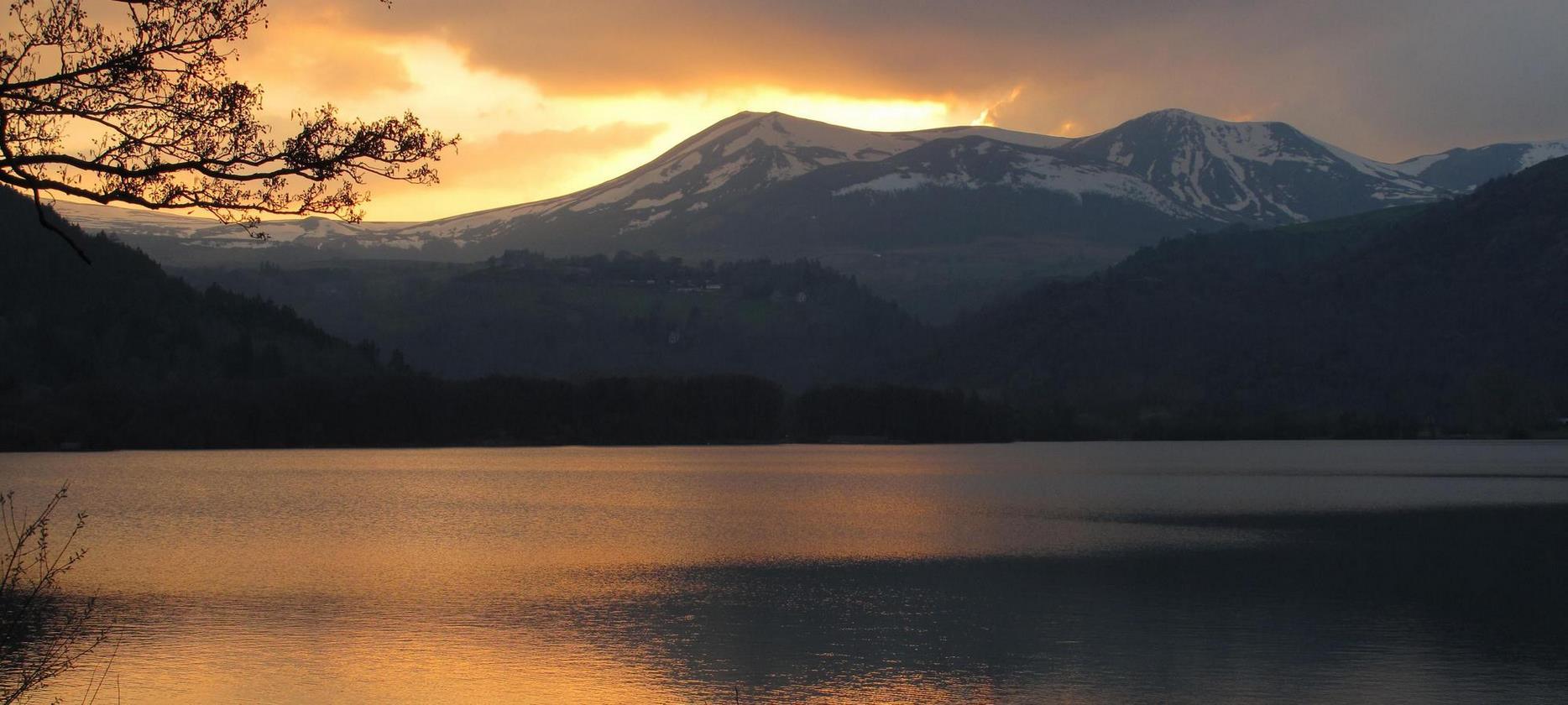 Vue Panoramique du Lac Chambon dans le Puy de Dôme en Auvergne