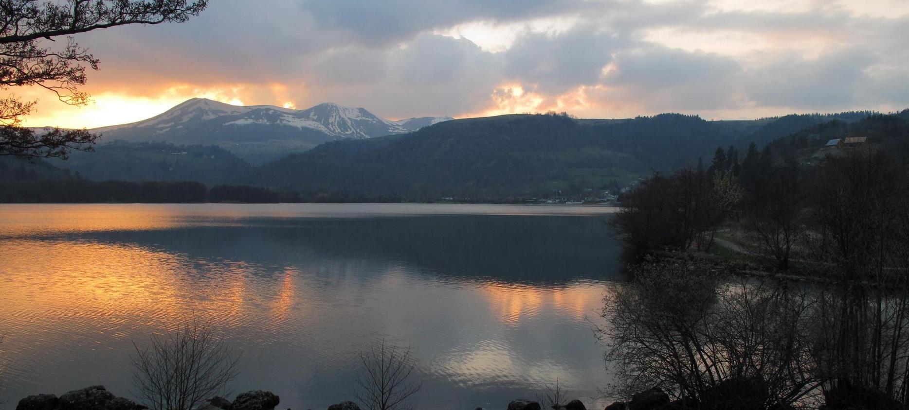 Vue Panoramique du Lac Chambon en hiver dans le Puy de Dôme en Auvergne