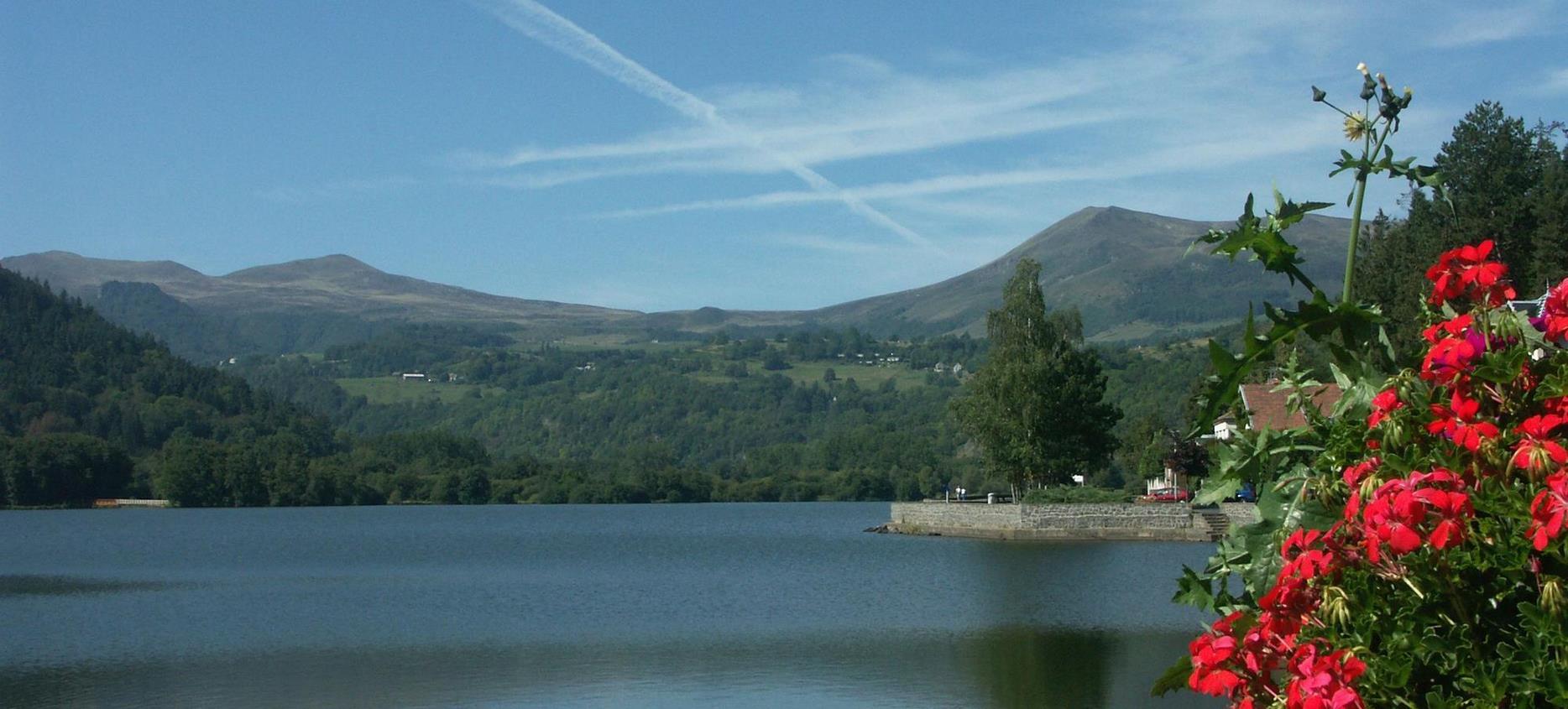 Le Lac Chambon, lieu touristique dans la Chaine des Puy de Dôme en Auvergne