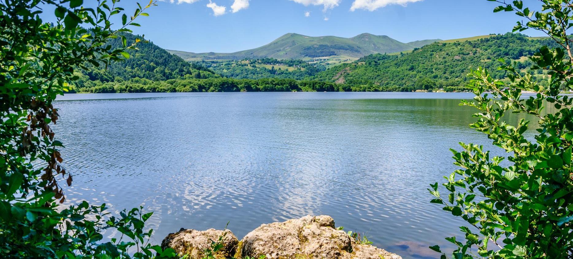Le Lac Chambon, lieu touristique dans la Chaine des Puy de Dôme en Auvergne