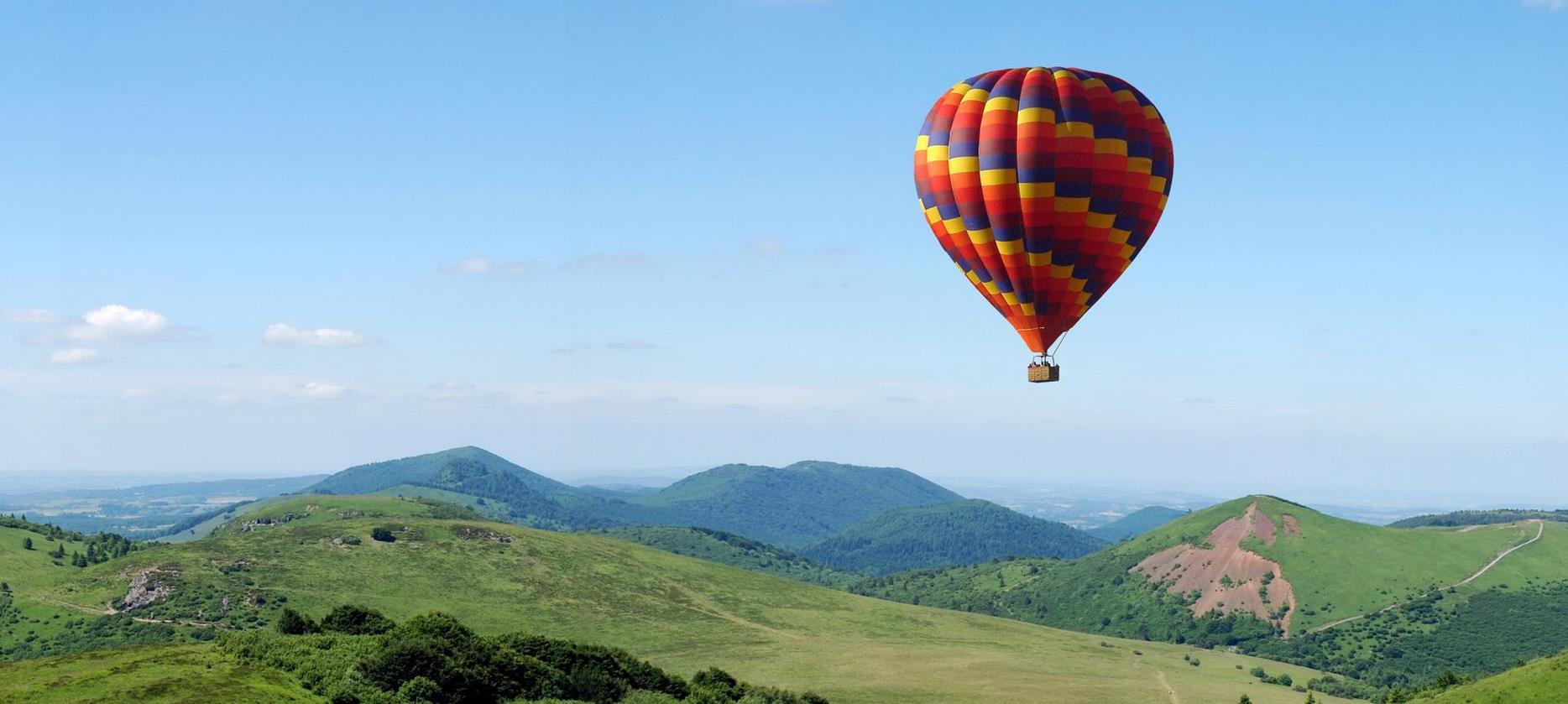 Montgolfiere dans le Parc Naturel des Volcans d'Auvergne