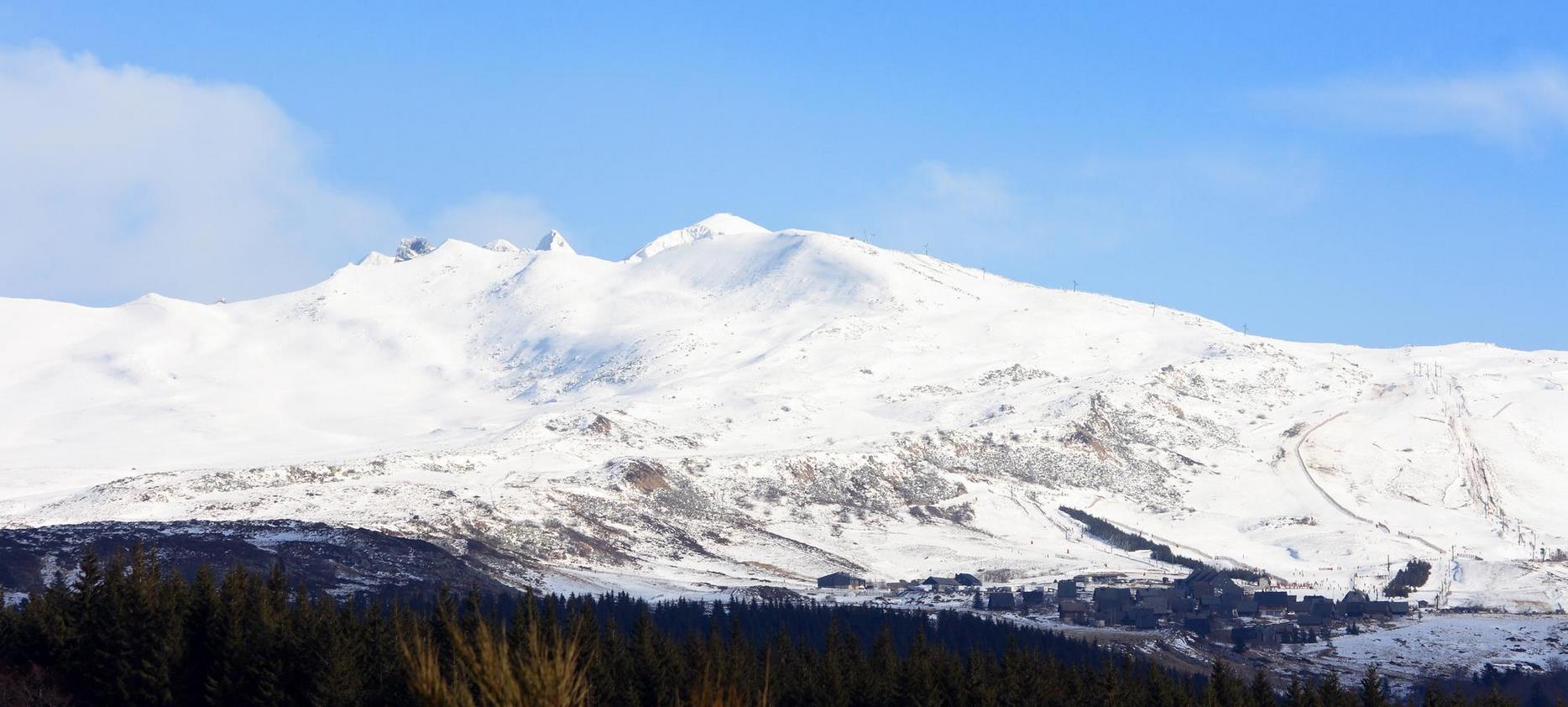 Les Volcans d,Auvergne enneigé