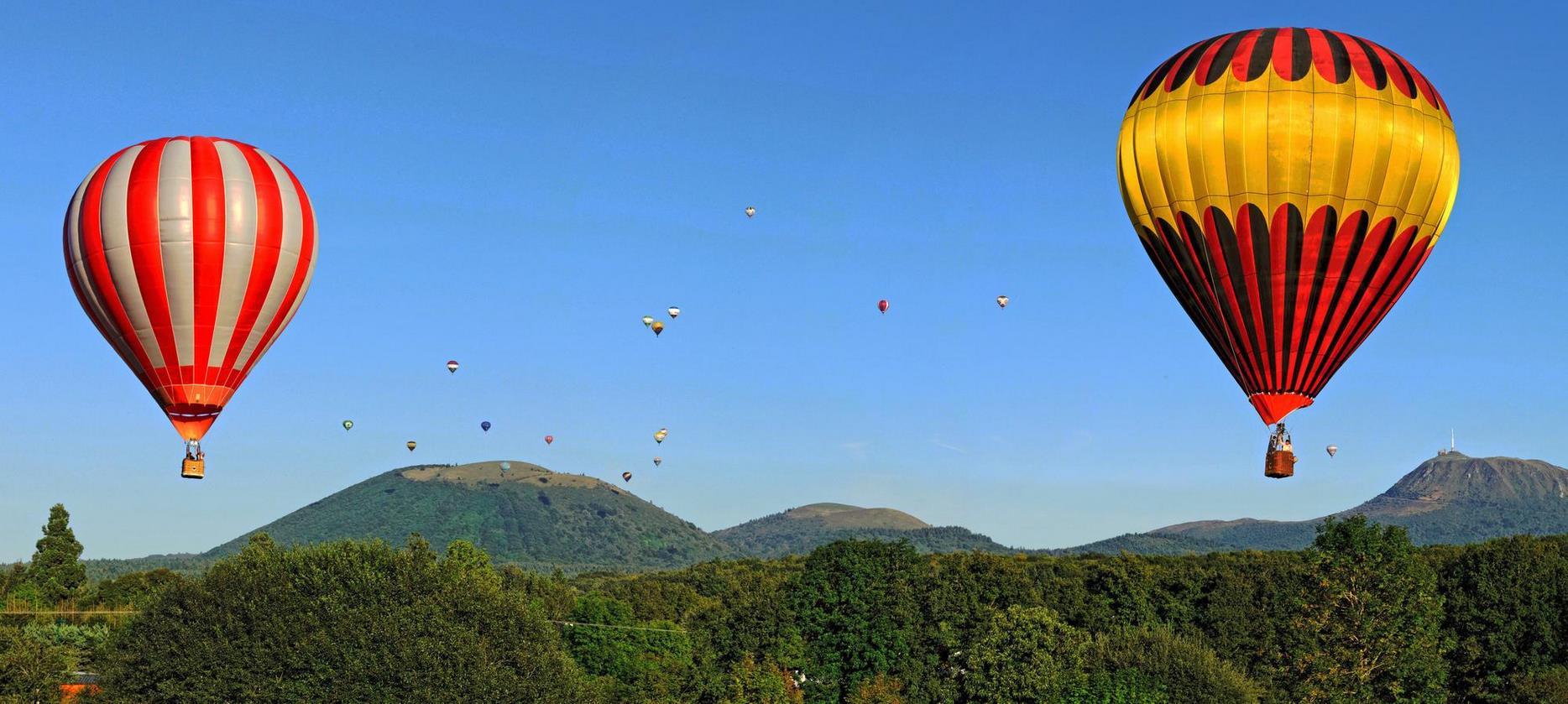 Montgolfières survolant le Massif central en Auvergne