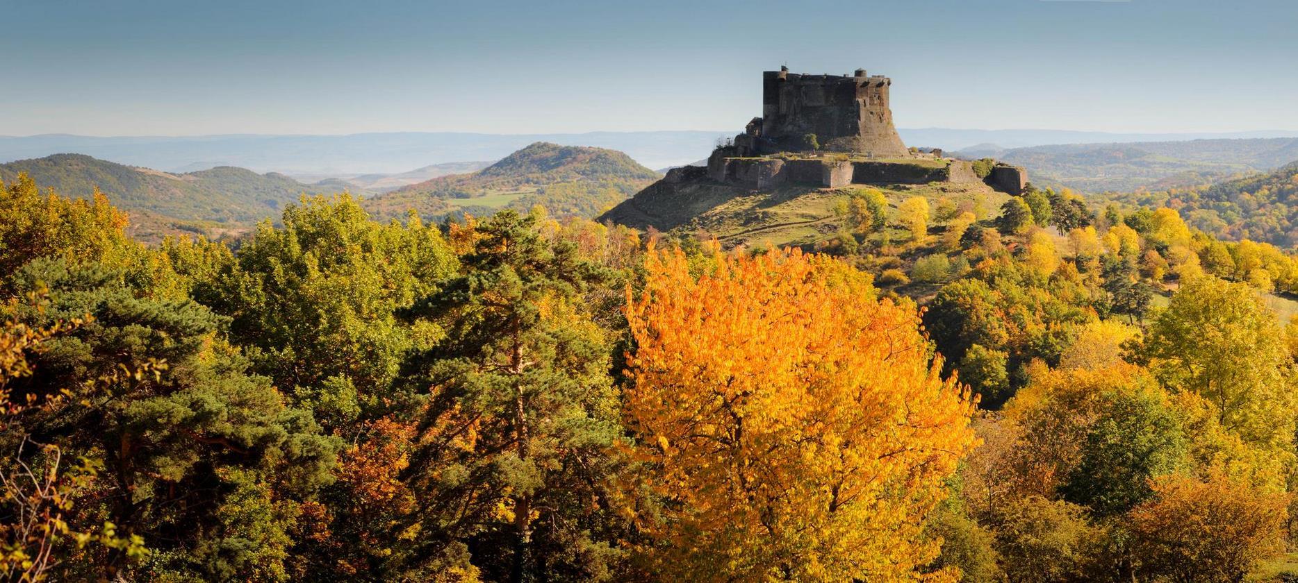 Chateau de Murol avec vue sur les Volcans d'Auvergne
