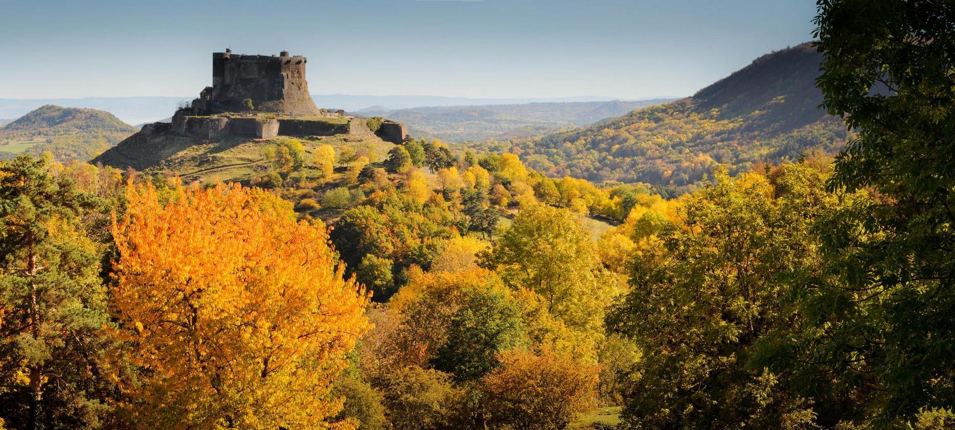 Chateau de Murol avec vue sur les volcans du Puy de Dôme