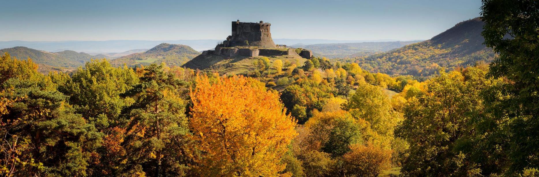 Chateau de Murol avec vue sur les Volcans d'Auvergne