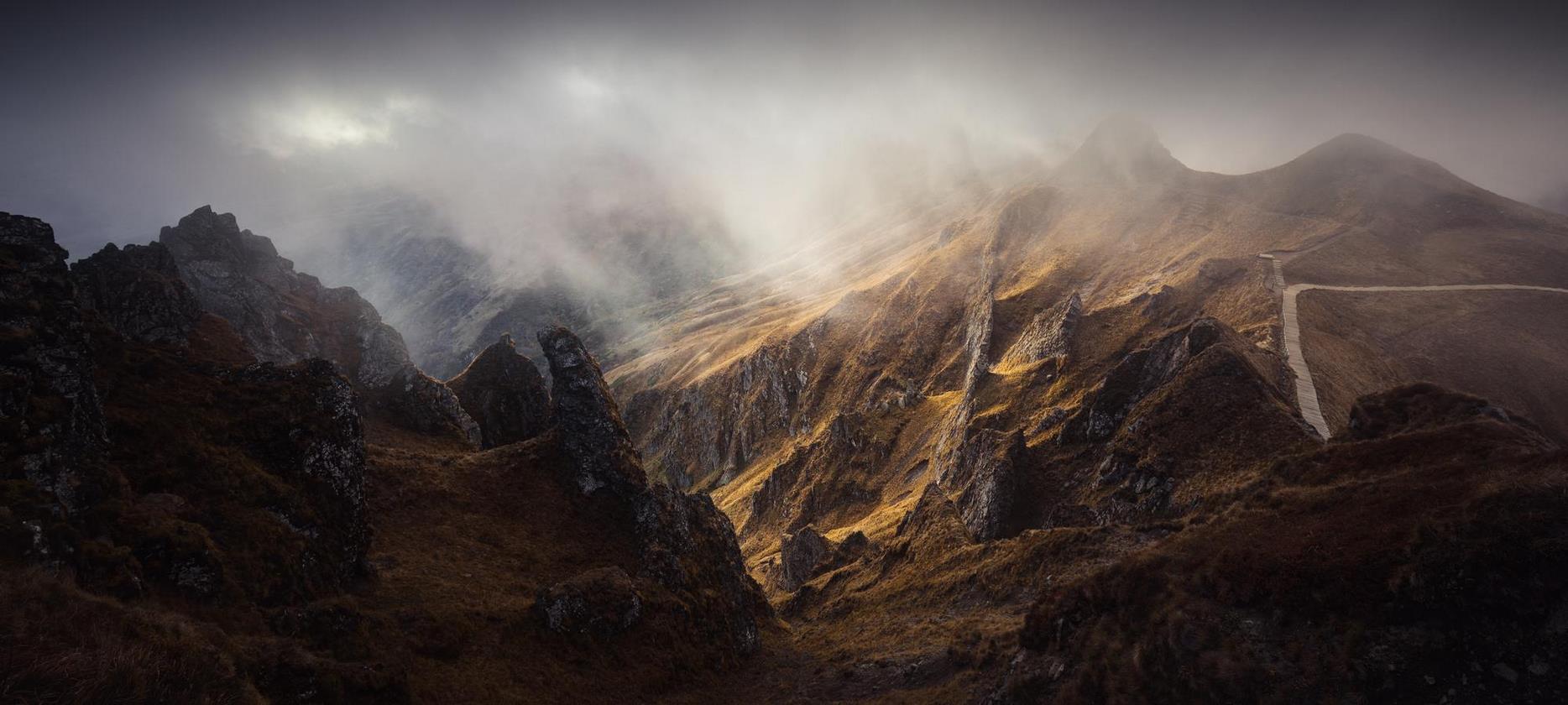 Le Massif du Sancy en Automne sous les nuages