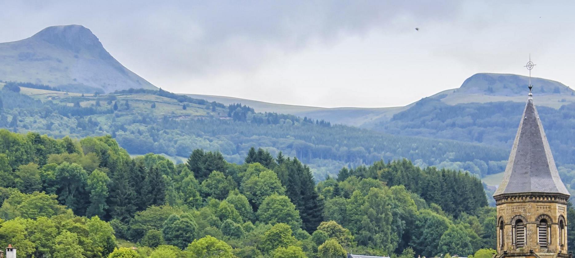 La Banne d'Ordanche vue de la Bourboule dans le massif des Monts Dore