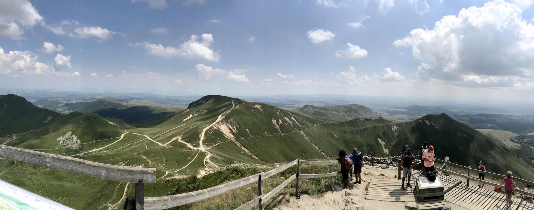 Massif du Sancy, au sommet du Puy de Sancy vue sur le Puy Ferrand