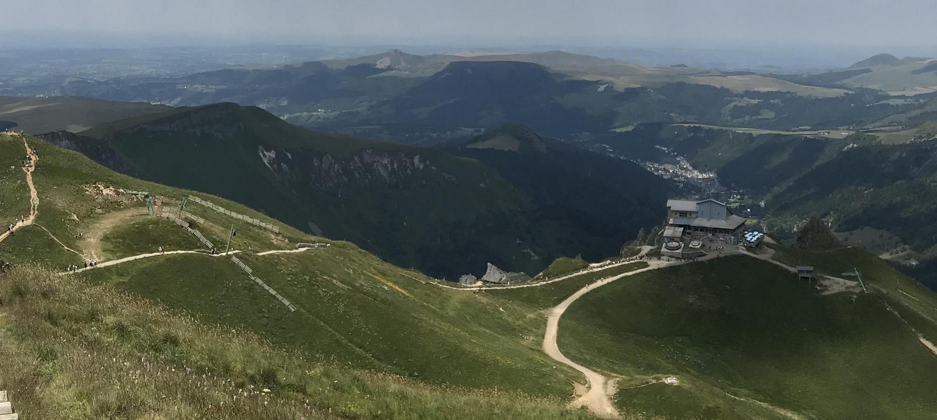 Puy de Sancy, vue sur le Gare d,arrivée du Telepherique du Sancy