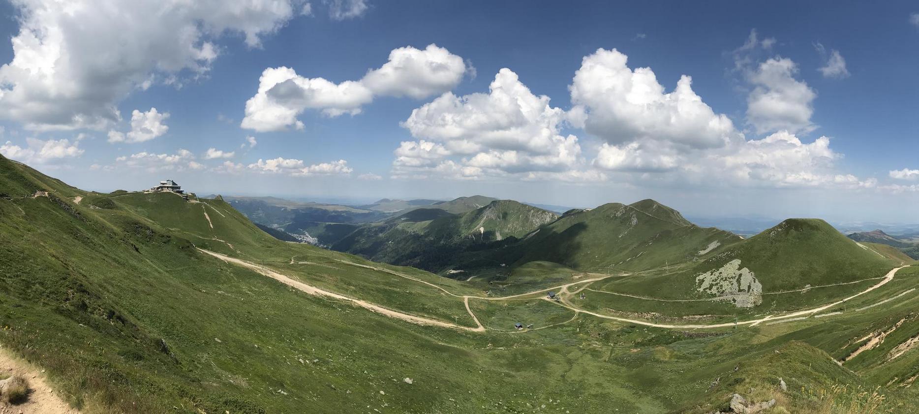 Le Puy de Cacadogne, la gare d'arrivee du téléphérique du Sancy et le Puy des Crebasses