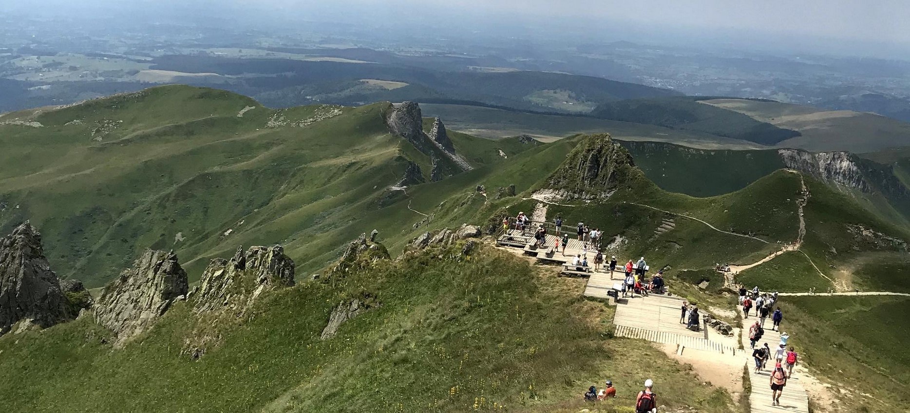 Sommet du Puy de Sancy, vue sur le Puy de l'Ane, le Puy Redon et le chemin des crêtes