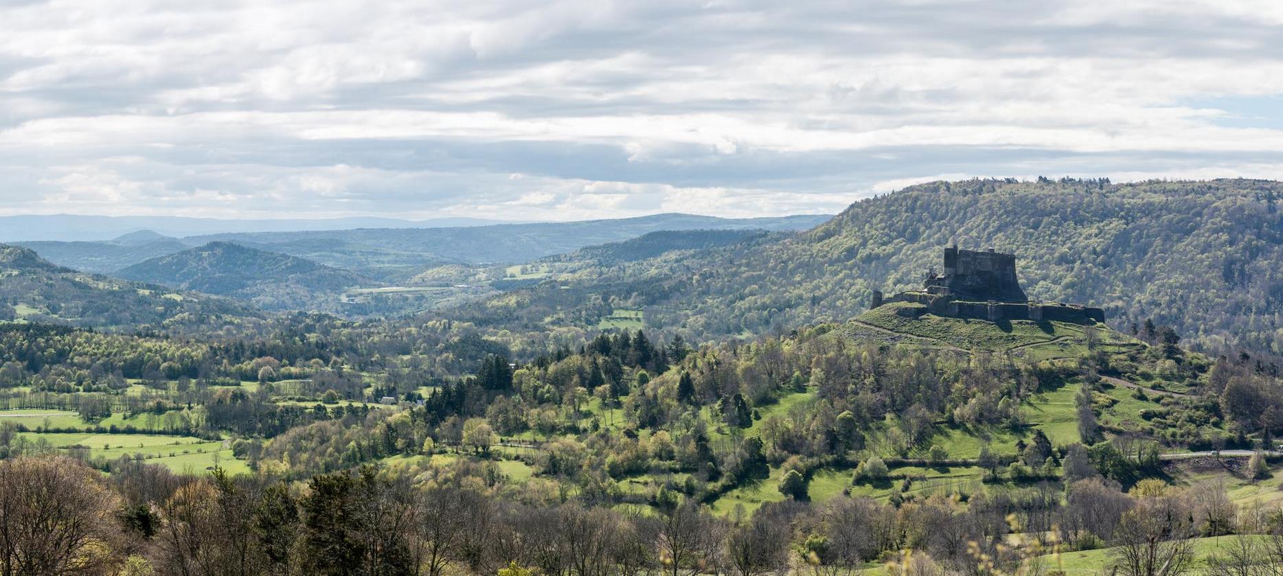 Les Volcans d'Auvergne et le Chateau de Murol