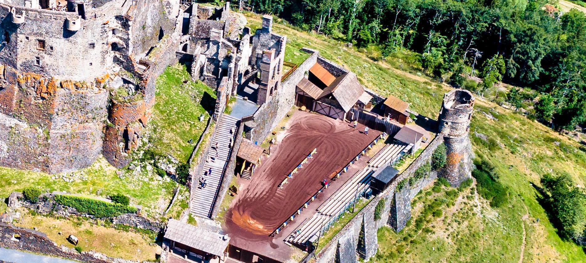 Vur Aerienne du chateau de Murol, scene du spectacle equestre