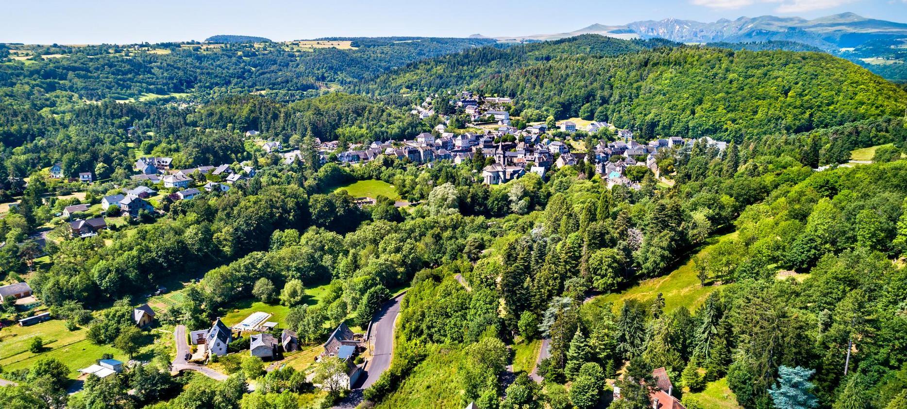 Vue du village de Murol du chateau Fort de Murol en Auvergne