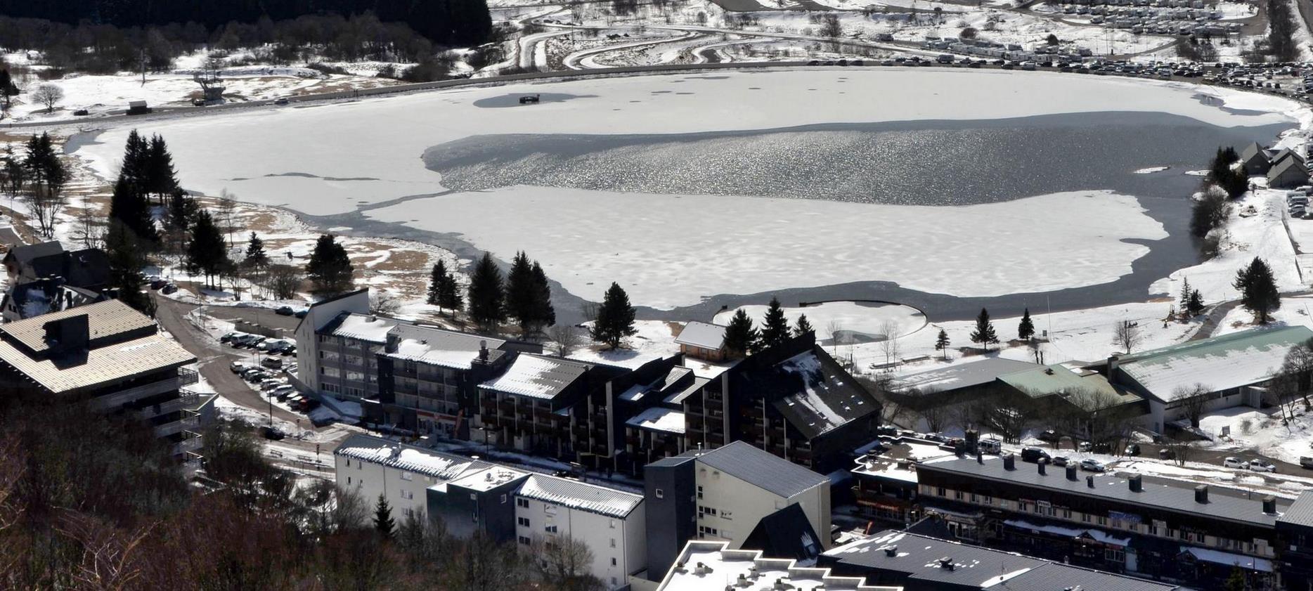 Super Besse - vue du centre et du Lac des Hermines en hiver