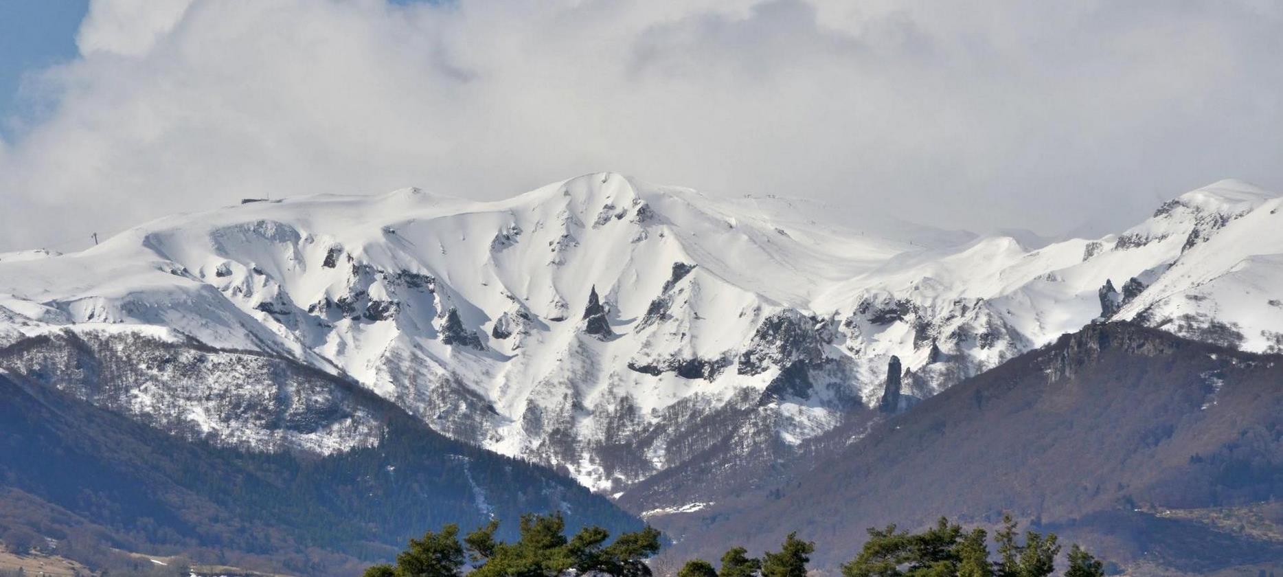 Super Besse - panoramique sur les sommets enneigés