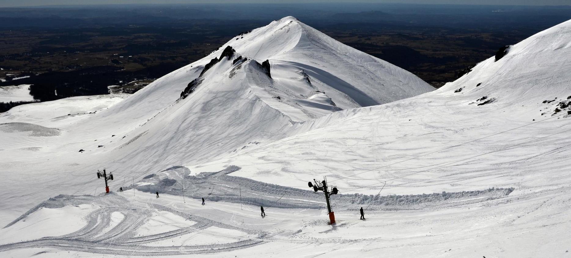 Super Besse - remontée mécanique et vue sur les sommets enneigées