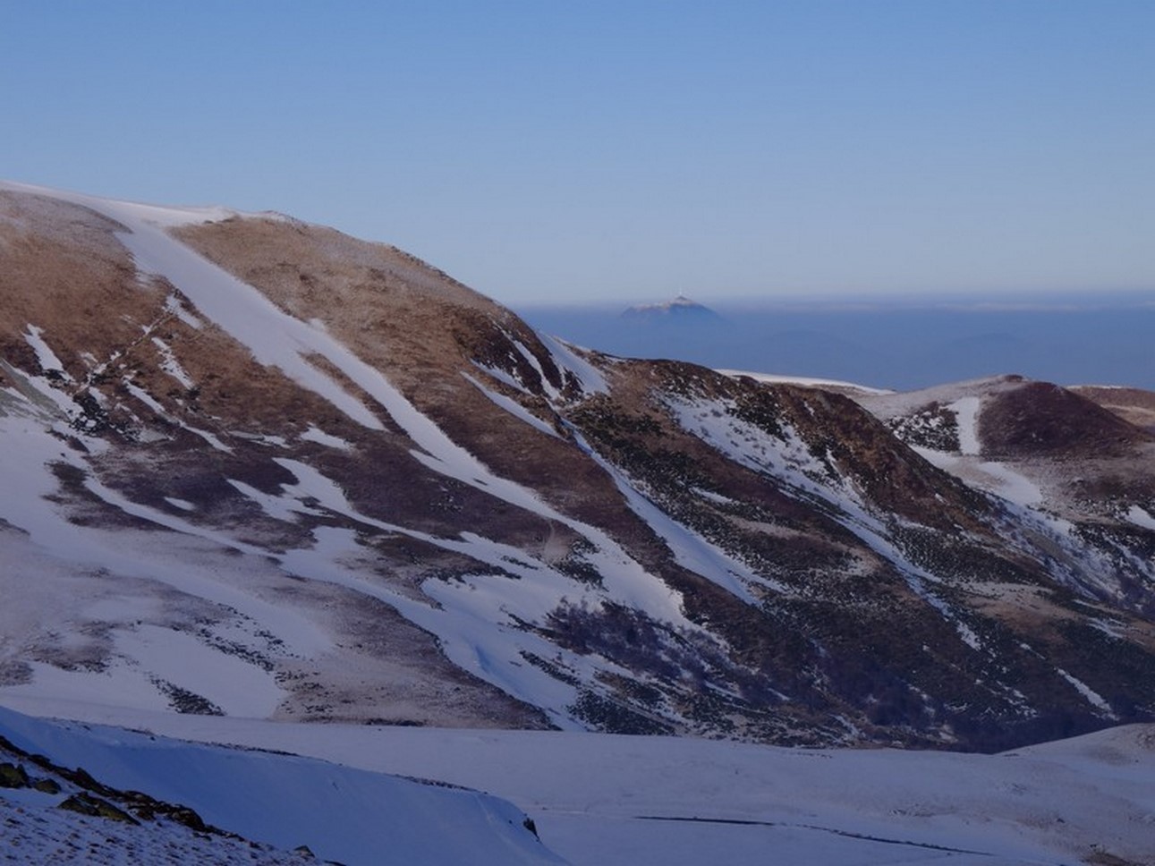Paysage de randonnee sous la neige dans le Sancy
