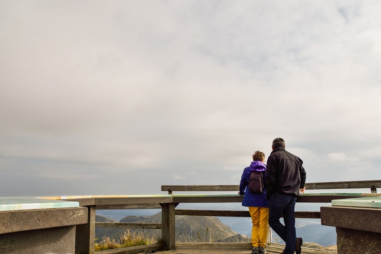 Puy de Sancy - Couple admirant le panorama