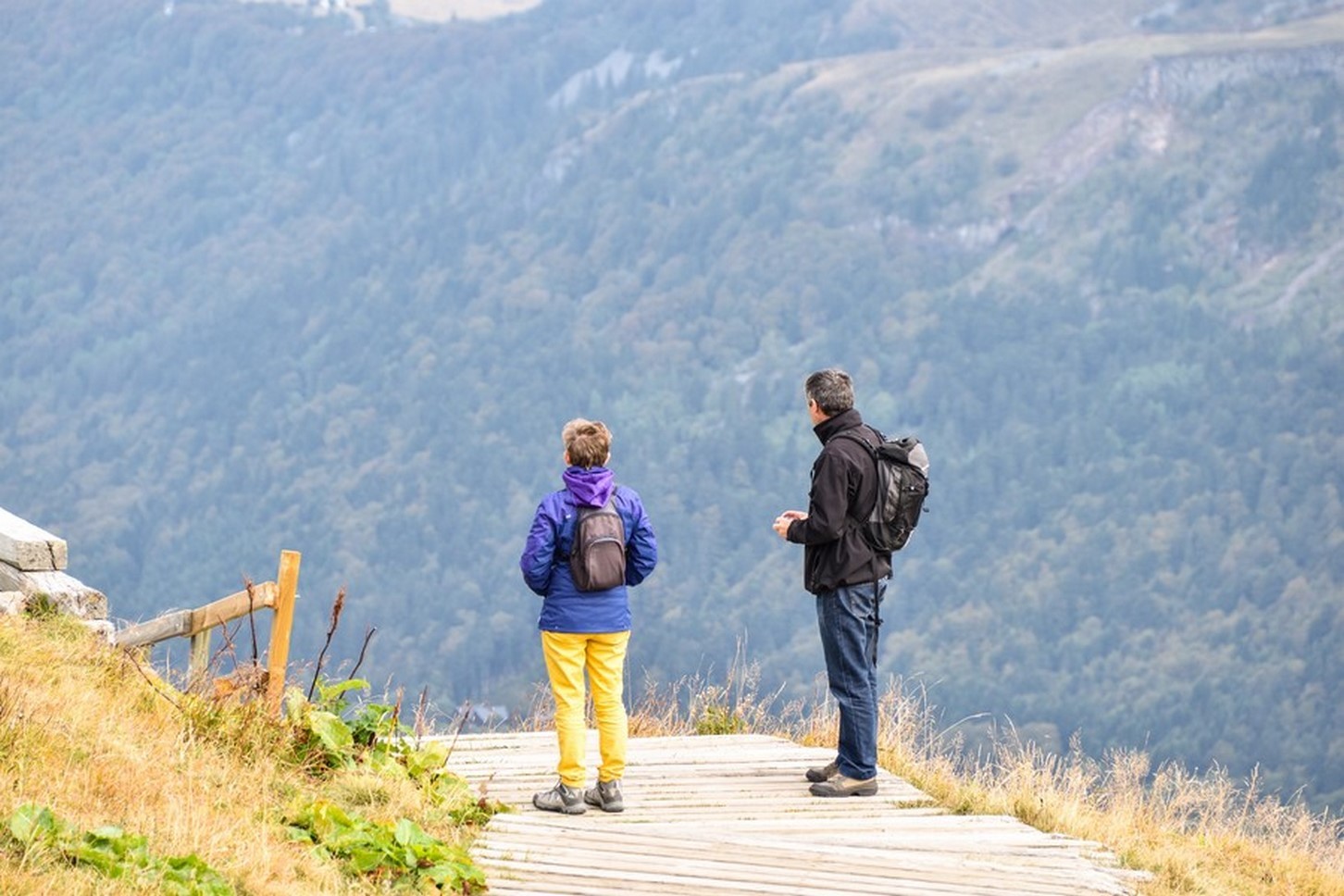 Puy de Sancy - couple sur les sentiers de randonnee