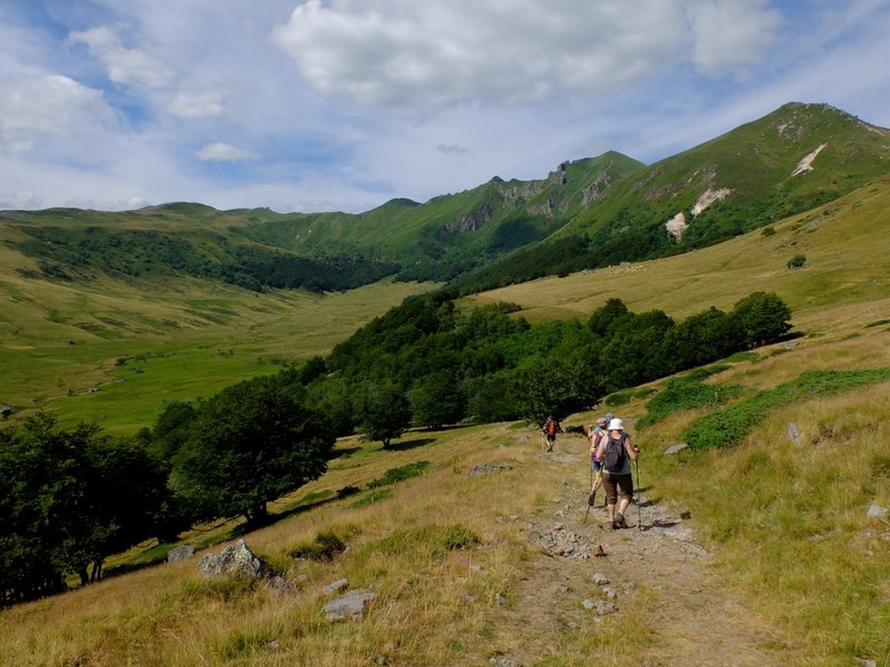 Puy de Sancy - randonneur sur les sentiers de montagne