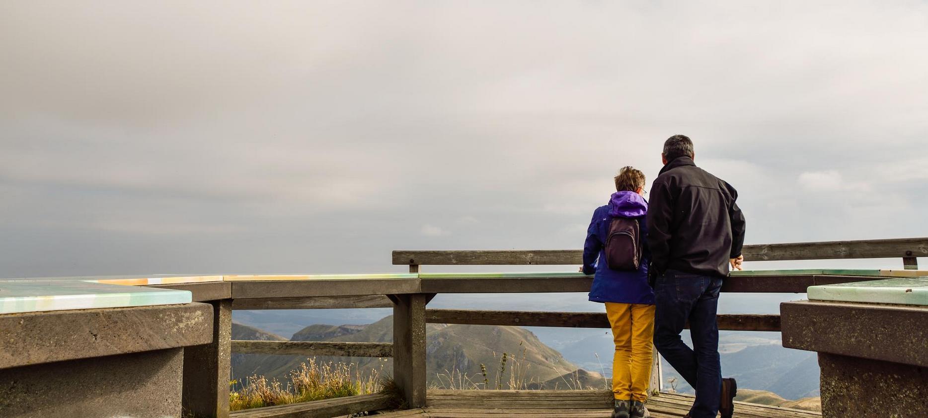 Super Besse - Radonneurs sur une passerelle dans le Sancy