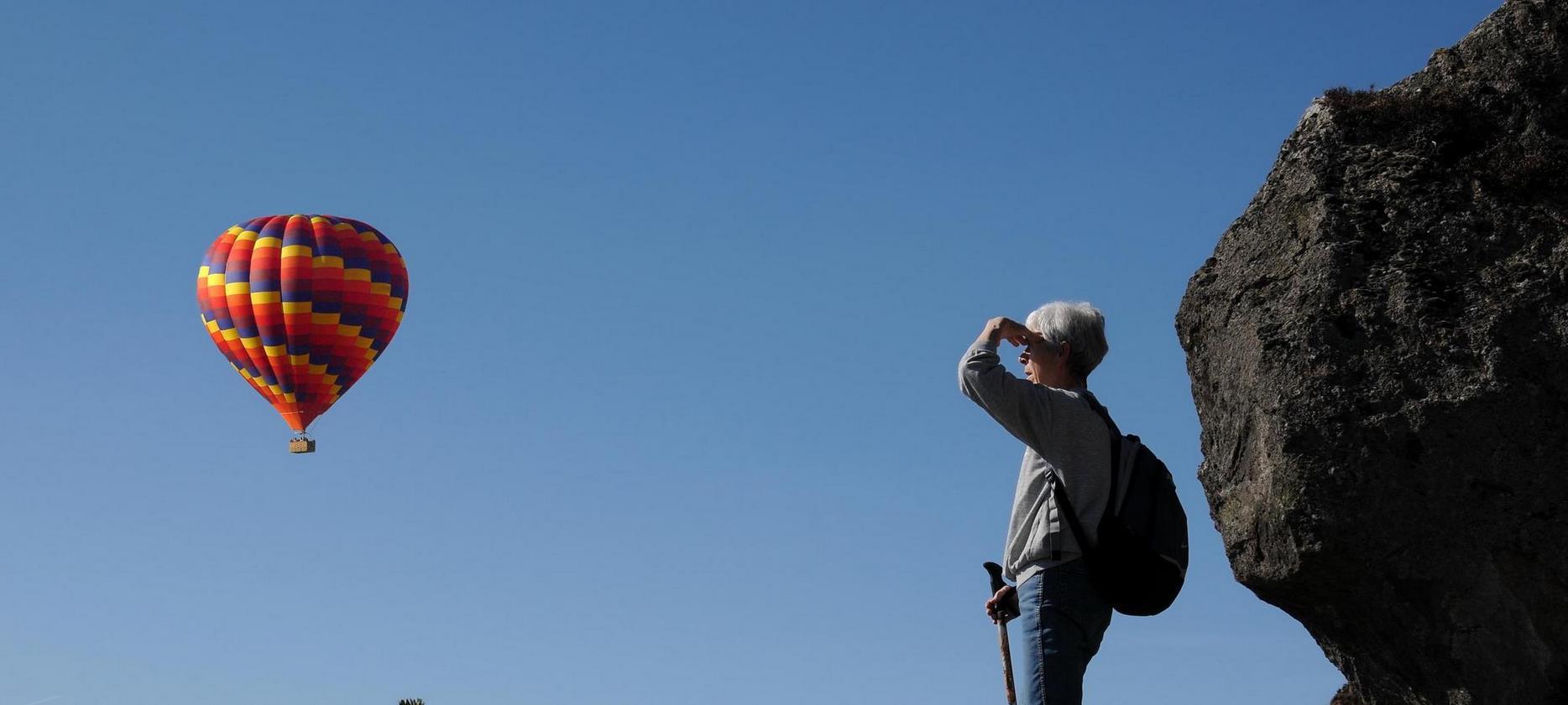 Super Besse - Randonneur regardant une molgolfiere