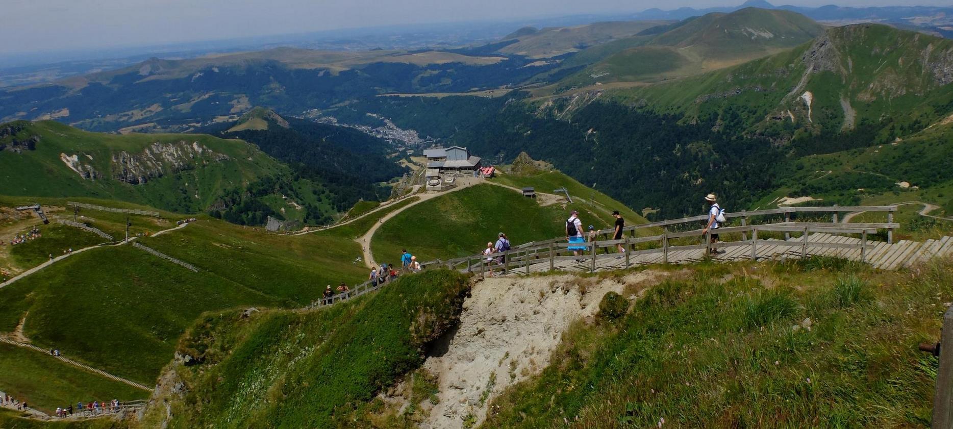 Super Besse - Descente vers le telepherique du Sancy et son restaurant