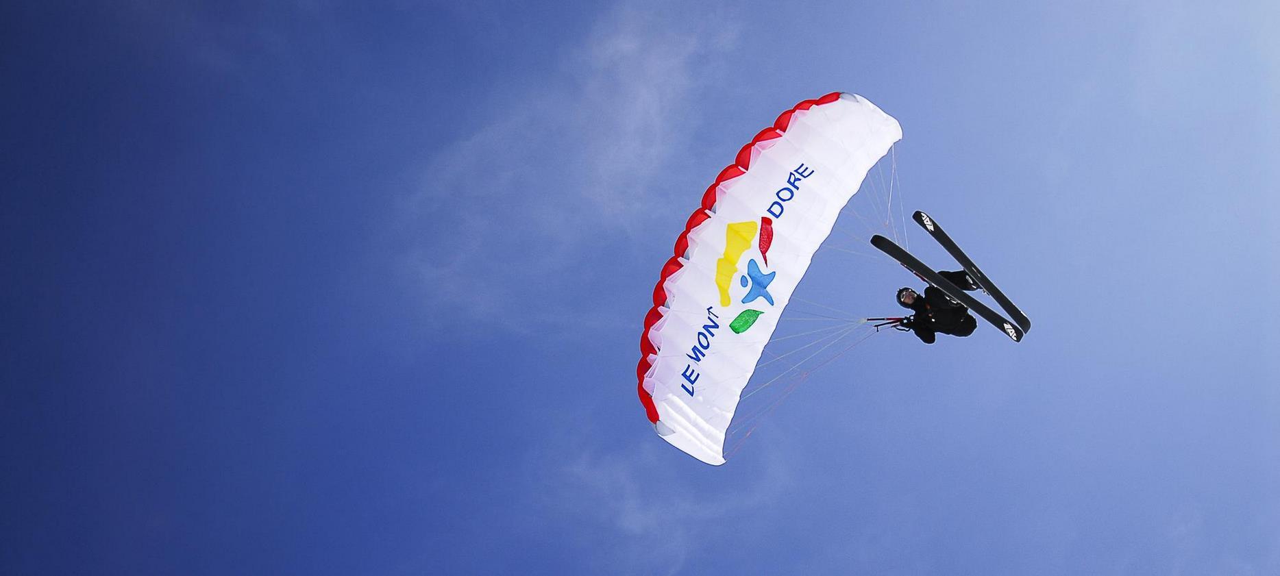Super Besse - parapente durant la saison de ski