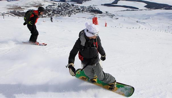 Super Besse - Snowboard sur les pistes de ski de la station de Super Besse