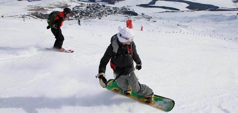Super Besse - Snowboard sur les pistes de ski de la station de Super Besse