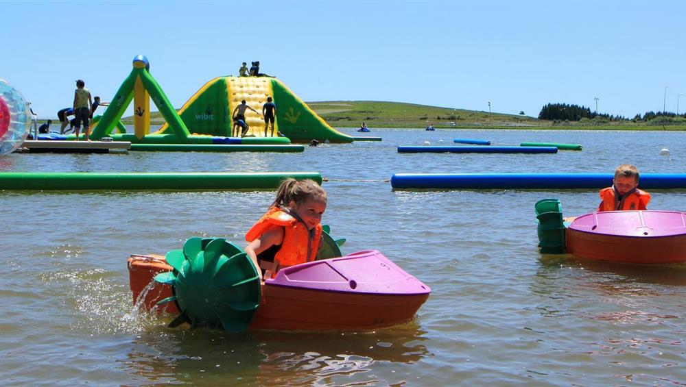 Pedalos pour les petits - Super Besse - Lac des Hermines