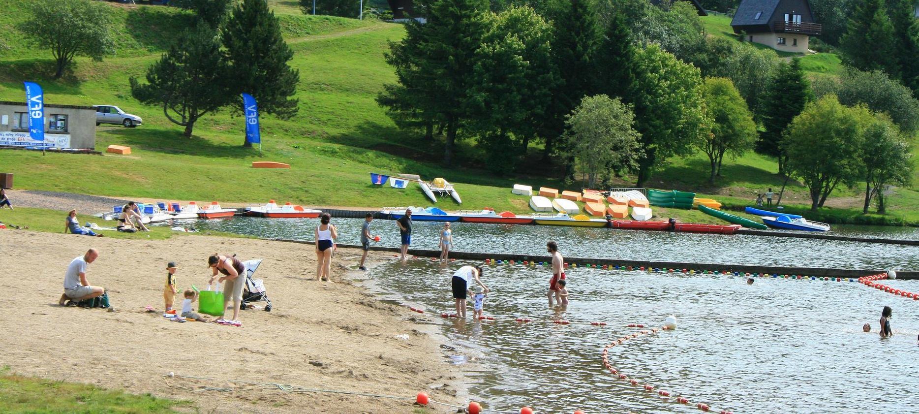 Baignade dans le Lac des Hermines a Super Besse