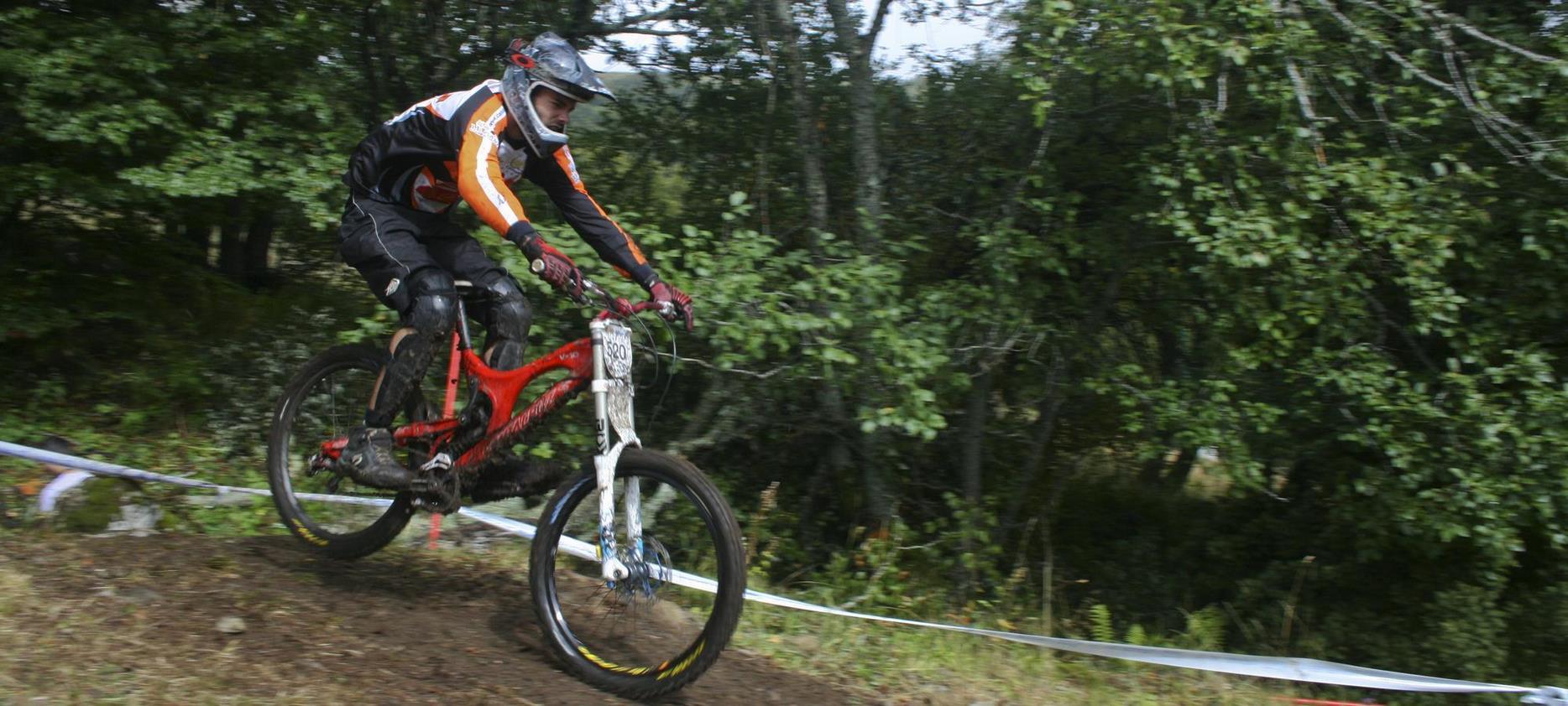 Vélo des descente sur les pistes de Super Besse