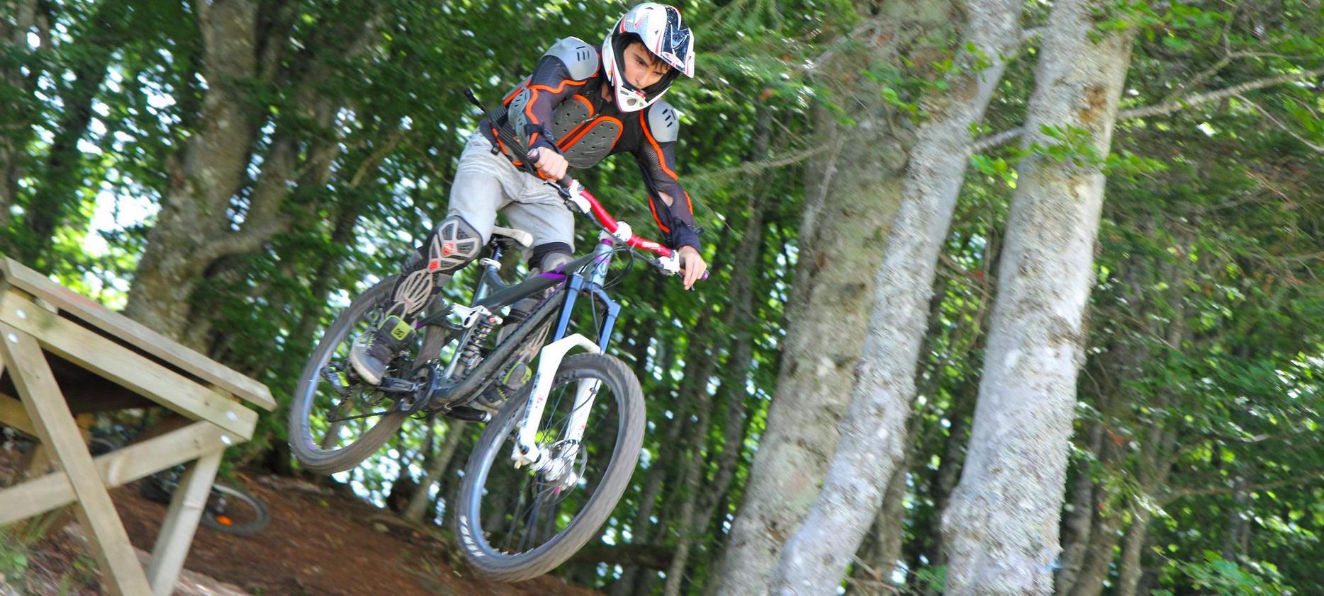 Vtt de descente a Super Besse, saut d'un tremplin