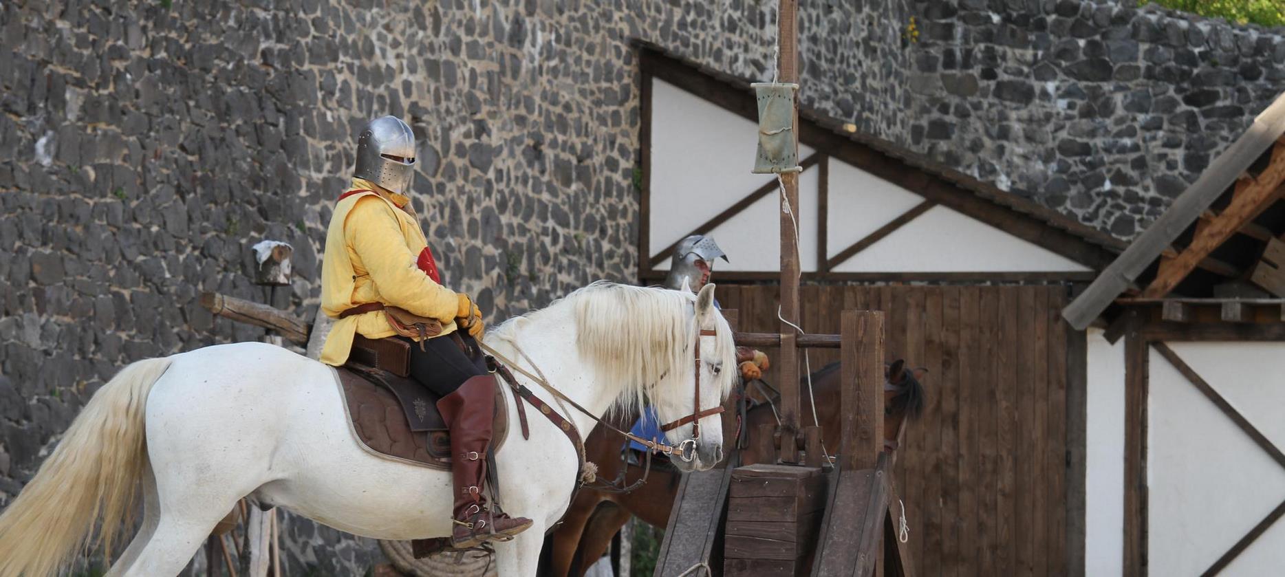 Super Besse - Chateau de Murol,et son spectacle equestre