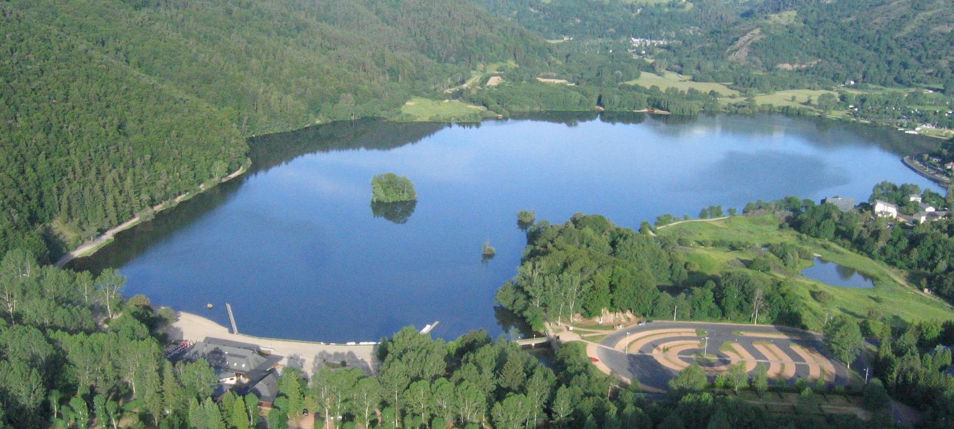 Super Besse - Vue en drone du lac Chambon