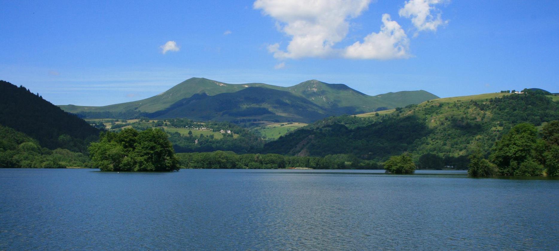 Super Besse - panorama du massif du Sancy vue du Lac Chambon