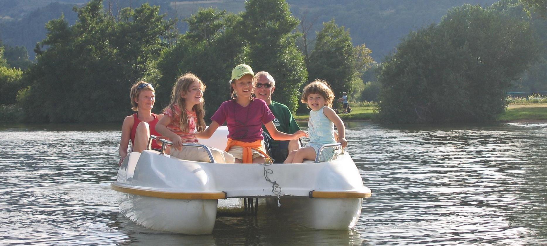 Le Lac Chambon, pédalo sur le Lac Chambon