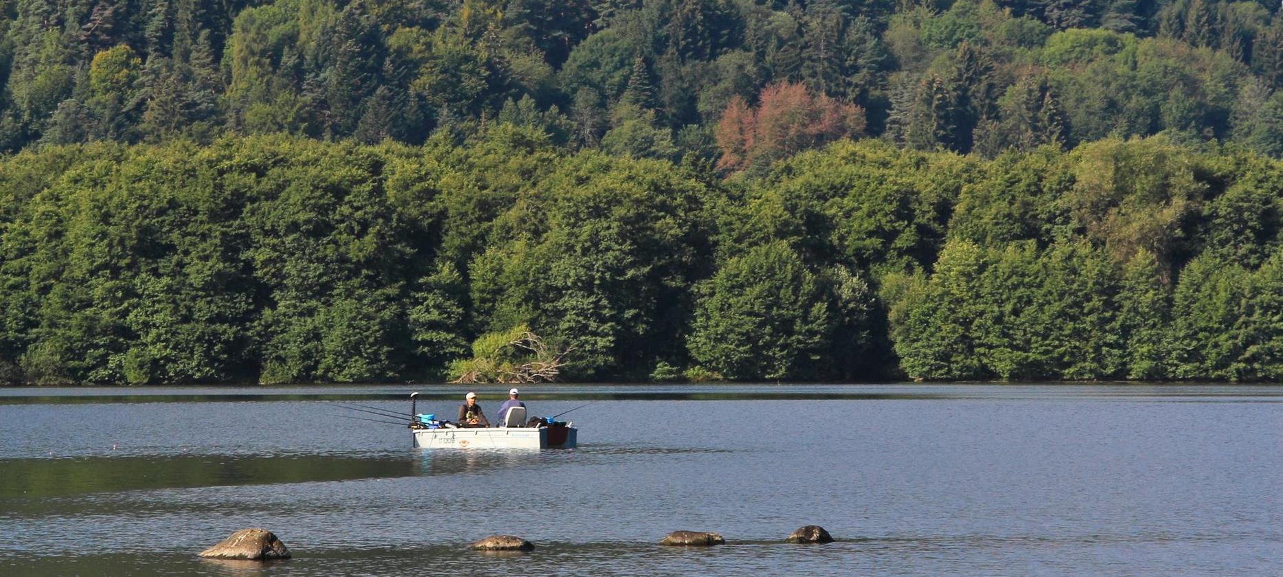 Le Lac Chambon, les pecheurs en barque