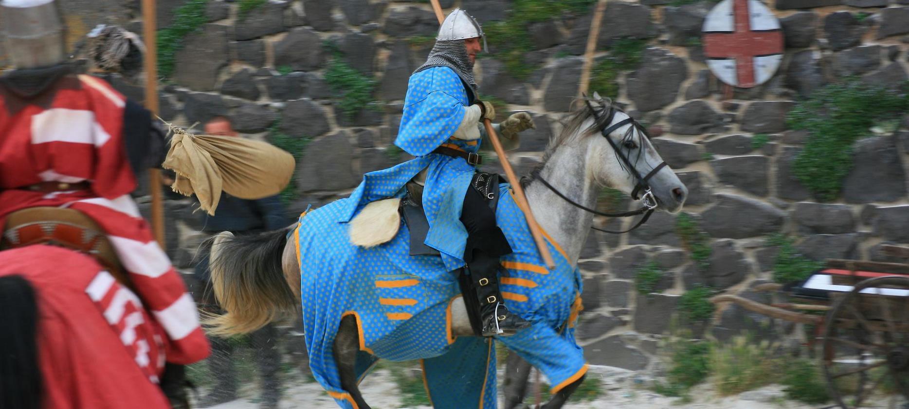 joute equestre au château de Murol dans le puy de dôme
