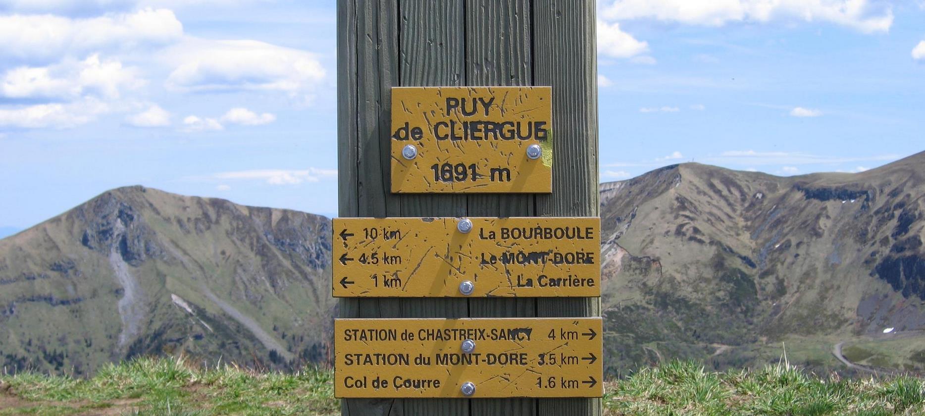 Super Besse - Panneau des chemins de randonees au Mont dore